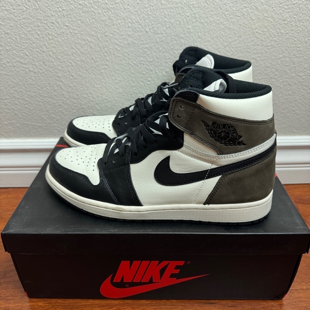 Jordan 1 Retro High Dark Mocha Size 10.5